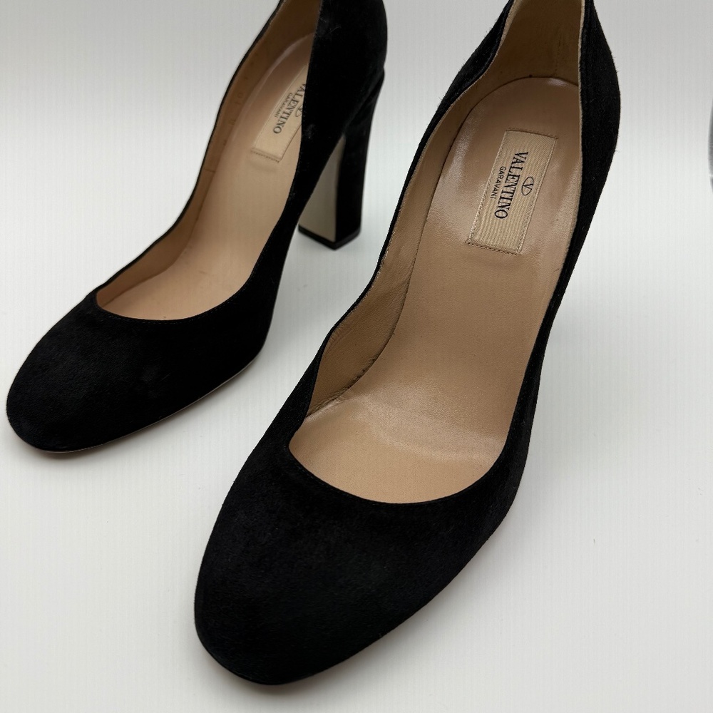 VALENTINO SUEDE ROUND TOE PUMPS SIZE 37.5